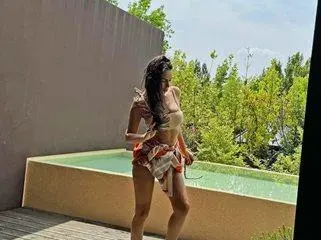 Алисия тъне в лукс! Певицата показа СНИМКИ от баровския си палат за 1 млн.