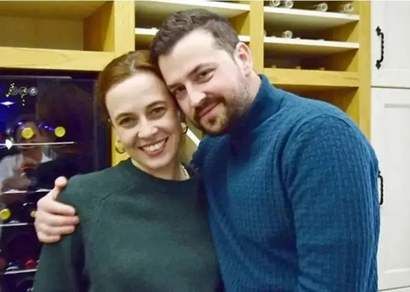 Бабинова и Зомбори по-влюбени от всякога (Папарашки снимки)