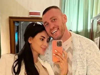 Бившият на Гери-Никол глези красива брюнетка с тузарско "Порше" за 100 бона СНИМКИ