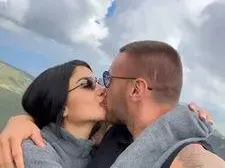 Бившият на Гери-Никол глези красива брюнетка с тузарско "Порше" за 100 бона СНИМКИ