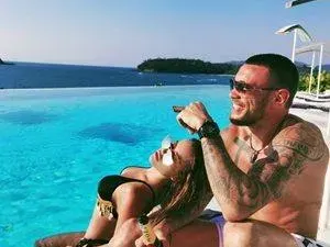 Бившият на Гери-Никол глези красива брюнетка с тузарско "Порше" за 100 бона СНИМКИ