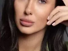 Бившият на Гери-Никол глези красива брюнетка с тузарско "Порше" за 100 бона СНИМКИ