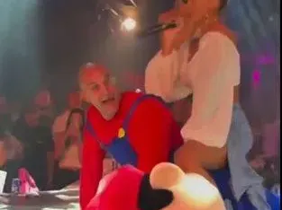 Брутален разгул на Слънчака: Ариа го направи със Супер Марио (СНИМКИ за възрастни)