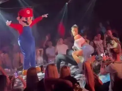 Брутален разгул на Слънчака: Ариа го направи със Супер Марио (СНИМКИ за възрастни)