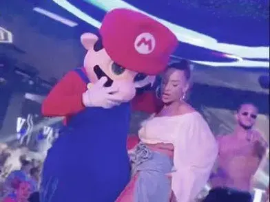 Брутален разгул на Слънчака: Ариа го направи със Супер Марио (СНИМКИ за възрастни)