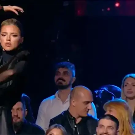 Дара се размята на сцена