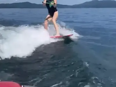 Деси Тенекеджиева пори вълните на джет сърф