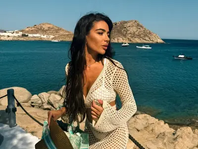 Джия разпитва мъжете за размера им