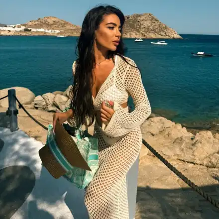 Джия разпитва мъжете за размера им