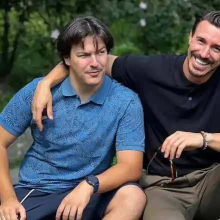 Докато ергенът Виктор си търси гадже, по-малкият му брат се похвали с нова бройка (Снимки)