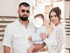 Една от бившите на Джизъса кръсти сина си в Голямата базилика в Плиска (Снимки)