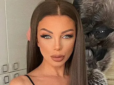 Емануела падна от високи обувки