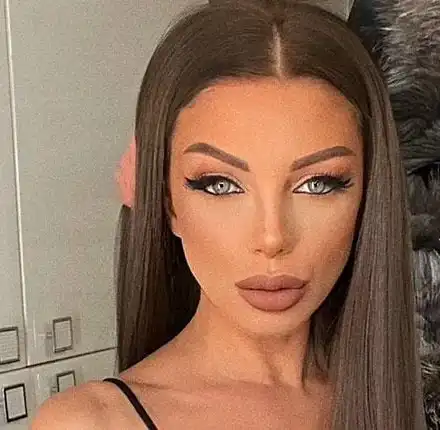 Емануела падна от високи обувки