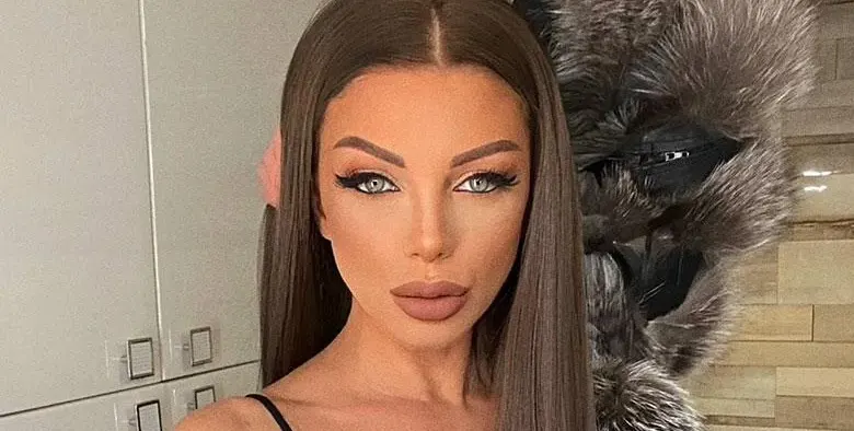 Емануела падна от високи обувки