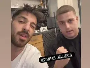 Емрах и синът на Митьо Очите размахват юмруци и мускули по морето (Снимки)