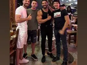 Емрах и синът на Митьо Очите размахват юмруци и мускули по морето (Снимки)