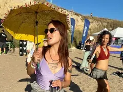 Ергенката Елена на хипарско парти