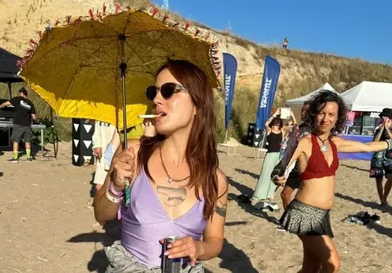 Ергенката Елена на хипарско парти