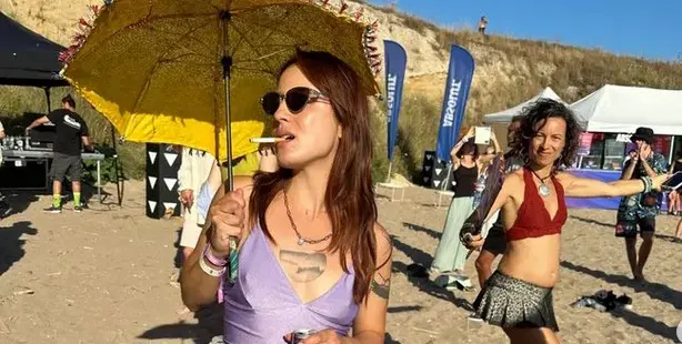 Ергенката Елена на хипарско парти