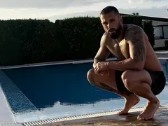 Георги Йомов глези тунингована македонка на морето – двойничка на Ариа!  (Снимки)