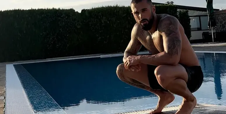 Георги Йомов глези тунингована македонка на морето – двойничка на Ариа!  (Снимки)