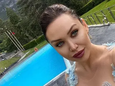 ЖЕГА: "Златно момиче" показа огромните си силиконови бомби (Снимки)