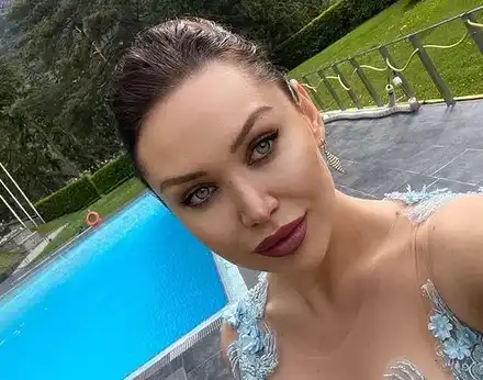 ЖЕГА: "Златно момиче" показа огромните си силиконови бомби (Снимки)