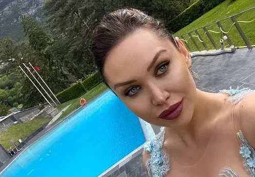 ЖЕГА: "Златно момиче" показа огромните си силиконови бомби (Снимки)