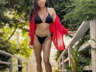 ЖЕГА: "Златно момиче" показа огромните си силиконови бомби (Снимки)