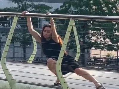 Кобилкина учи как се пада на мост ВИДЕО