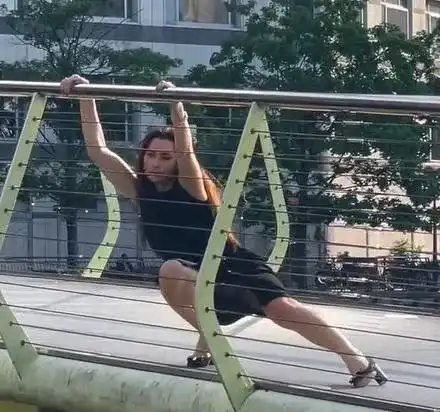 Кобилкина учи как се пада на мост ВИДЕО