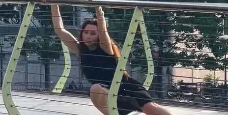 Кобилкина учи как се пада на мост ВИДЕО