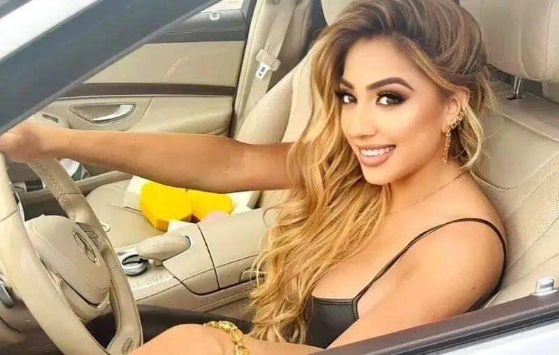 Коя колежка не вдига телефона на Роксана?