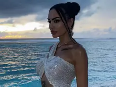 Лияна се барна с вечерен тоалет на плажа (Снимки)