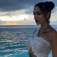 Лияна се барна с вечерен тоалет на плажа (Снимки)