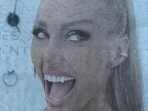 ЛУДА РАБОТА! Джулиана Гани си направи вампирски зъби (ФОТО)