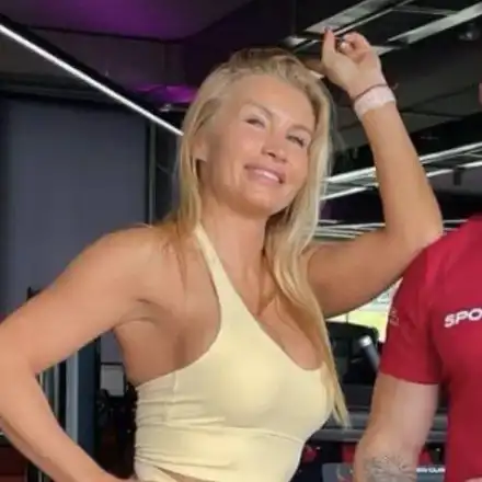 „Майката” на Ричард Величков го заряза! Замина на море в чужбина с друг младок