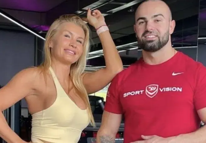 „Майката” на Ричард Величков го заряза! Замина на море в чужбина с друг младок
