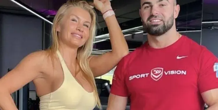 „Майката” на Ричард Величков го заряза! Замина на море в чужбина с друг младок