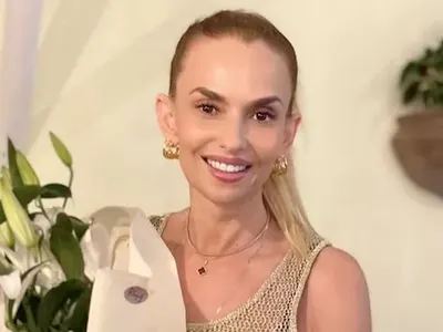 Малина се показа по сутиен на 57 години