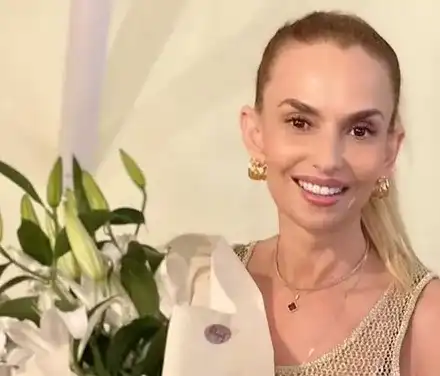 Малина се показа по сутиен на 57 години