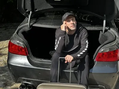 Мариус Куркински се вози в багажник