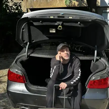 Мариус Куркински се вози в багажник