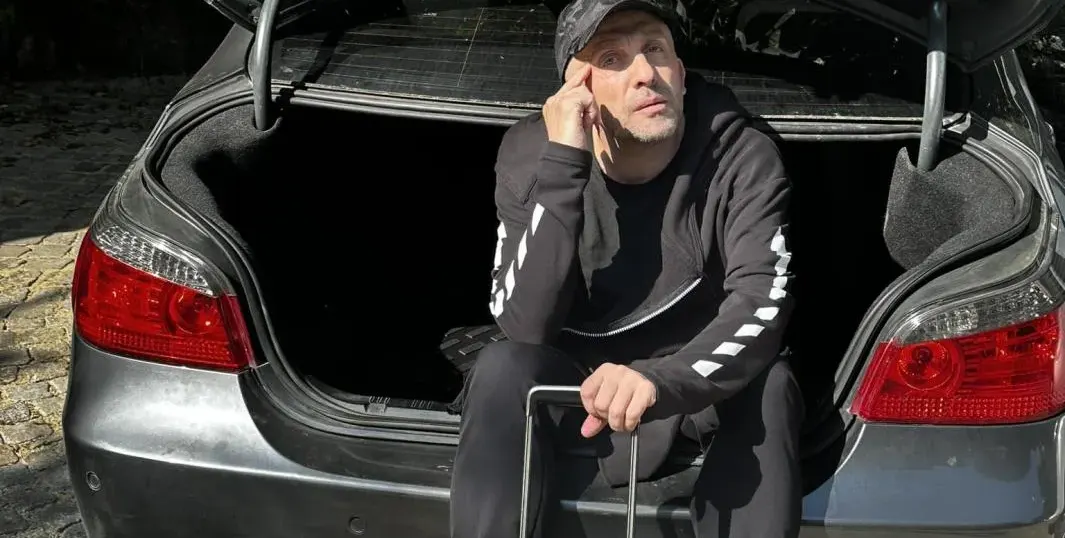 Мариус Куркински се вози в багажник