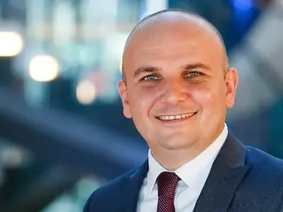 Млад здравеняк преби депутат от ДПС! Политикът го хванал за чатала и му подал 200 евро