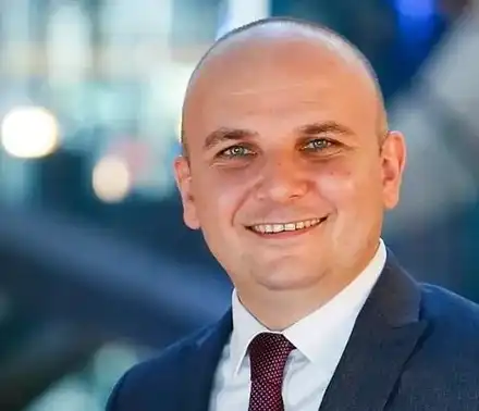 Млад здравеняк преби депутат от ДПС! Политикът го хванал за чатала и му подал 200 евро