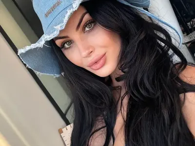 На плаж с 3 бона! Тафкова разлюти мрежата с бански и шапки за луди пари