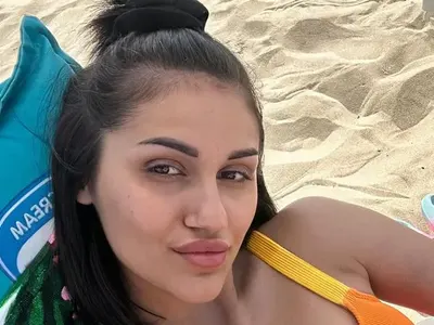 Нарязаната Дебора показа белезите на плажа СНИМКИ