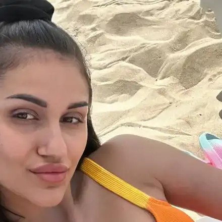 Нарязаната Дебора показа белезите на плажа СНИМКИ