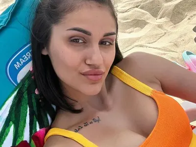 Нарязаната Дебора показа белезите на плажа СНИМКИ